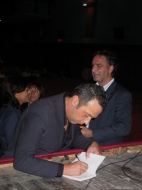 Donald Vergari mentre firma i libri del pubblico